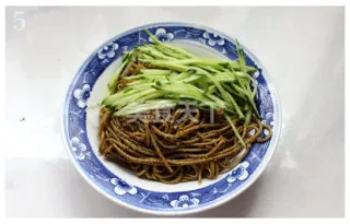 凉拌荞面饸饹面步骤二